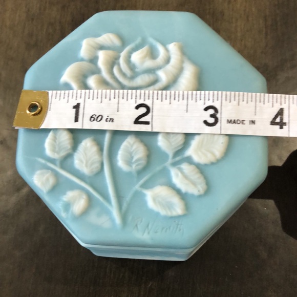 Marble look box with embossed floral design. Blue and white storage box. - Picture 4 of 6